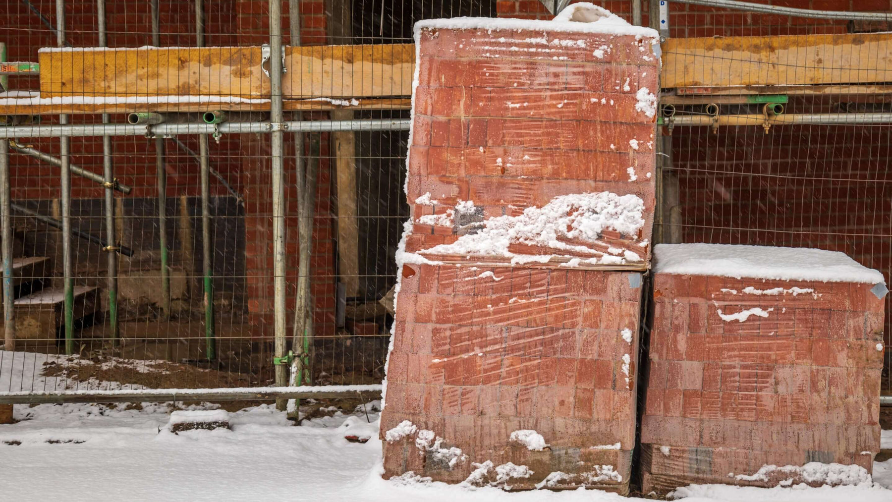 WADE BUILDING SUPPLIES | IMAGE OF BRICKS ON A BUILDING SITE DURING THE WINTER MONTHS 