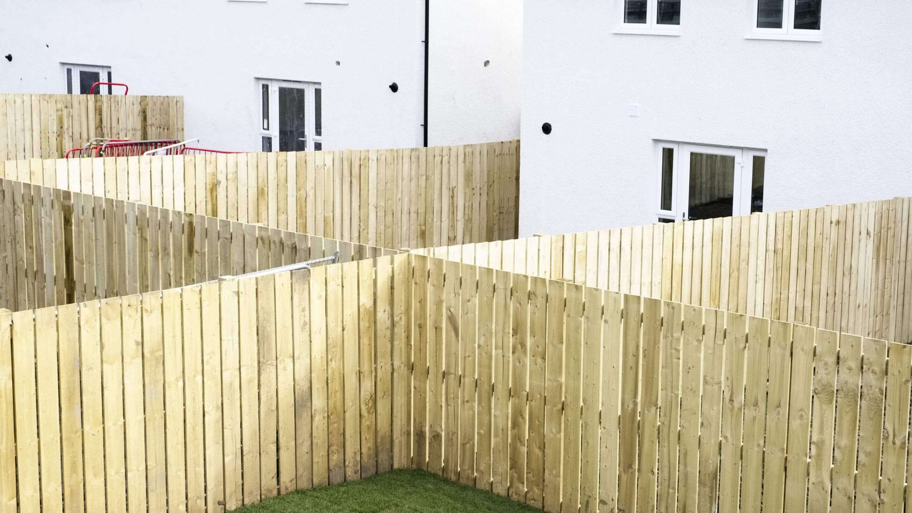 WADE BUILDING SUPPLIES | BOUNDARY FENCING ON UK HOUSING ESTATE